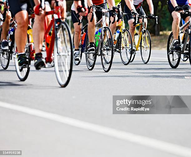 cintura de vista de los ciclistas en paquete de carreras - pelotón fotografías e imágenes de stock