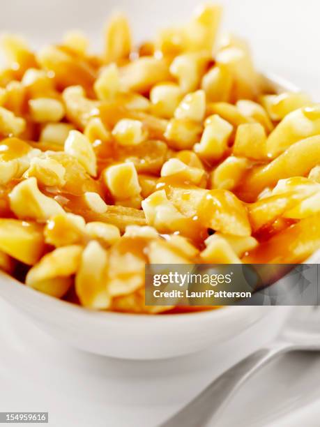 klassische französische canadian poutine - canadian culture stock-fotos und bilder