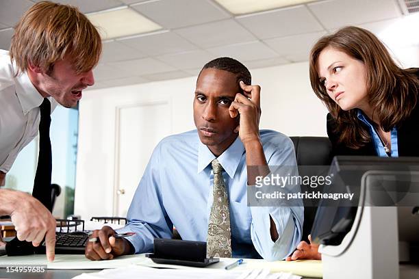 managers scolding an employee - workplace conflict stockfoto's en -beelden
