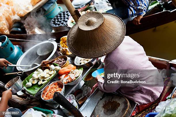 schwimmender markt in bangkok, thailand - thailändische küche stock-fotos und bilder