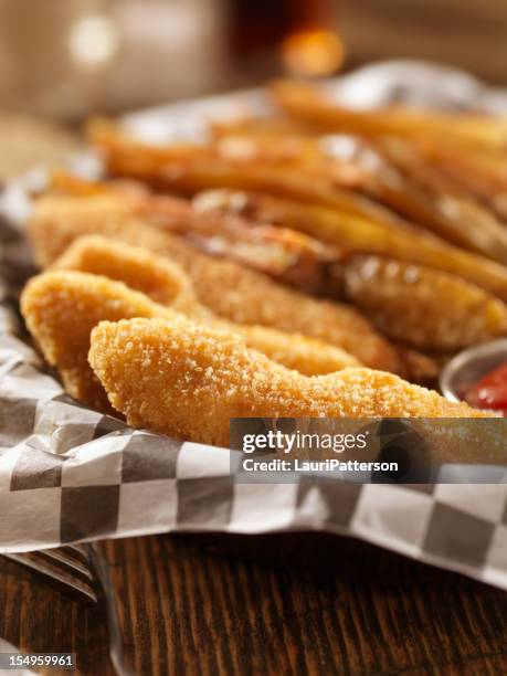 chicken fingers with hand cut french fries - chicken fingers stockfoto's en -beelden