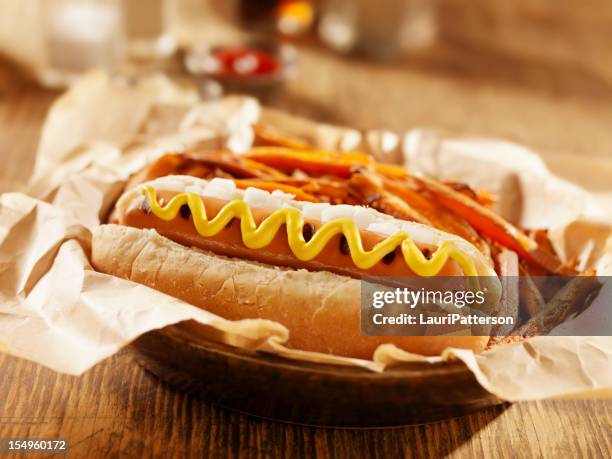 vegan cachorro-quente com batata-doce frita - hot dog - fotografias e filmes do acervo