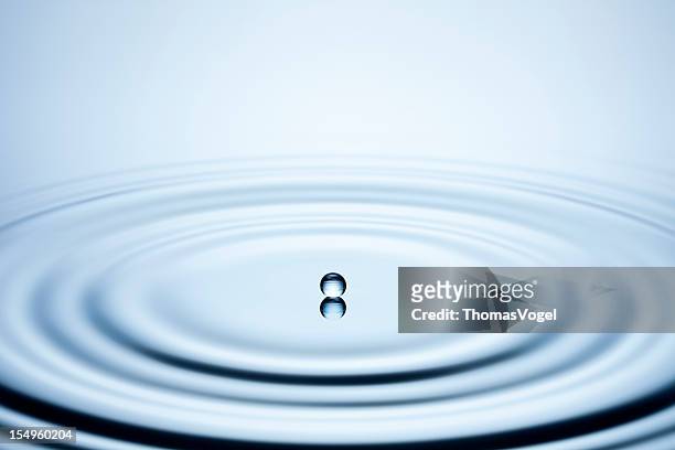 acqua goccia - un singolo oggetto foto e immagini stock