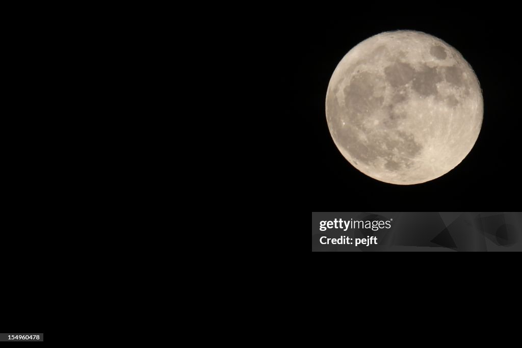 Luna llena en el cielo oscuro fondo