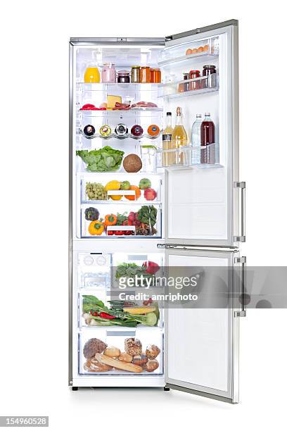 clipping path auf isoliert kühlschrank mit frischen speisen - full fridge stock-fotos und bilder