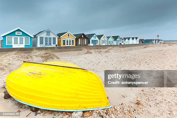 hengistbury de cabañas en la playa. - dorset fotografías e imágenes de stock