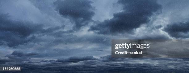 lluvia y cielo dramático - lluvia fotografías e imágenes de stock