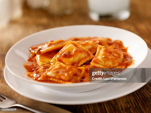 rindfleisch-ravioli in einer tomaten-fleisch sauce - ravioli stock-fotos und bilder