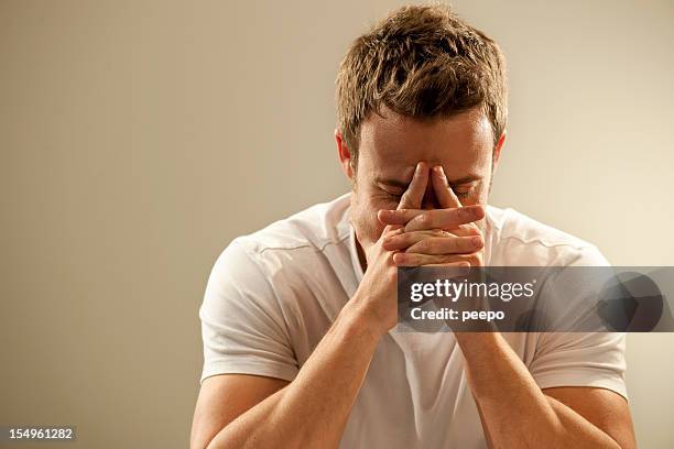 jovem pensando - com as mãos na cabeça imagens e fotografias de stock