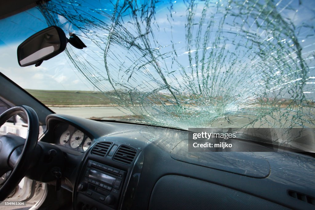 Im Inneren des Wagens mit der defekten Windschutzscheibe. Verkehrsunfall