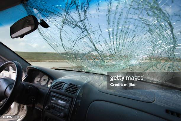 im inneren des wagens mit der defekten windschutzscheibe. verkehrsunfall - autoglas stock-fotos und bilder