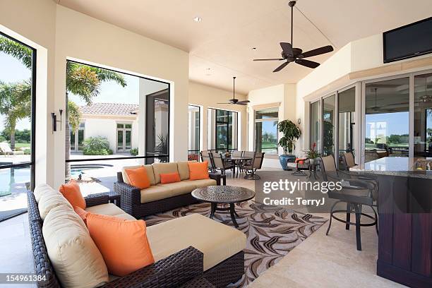lanai living - country club stockfoto's en -beelden
