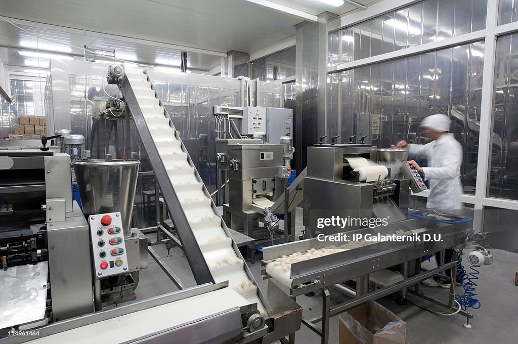 Línea de producción en la fábrica de alimentos.