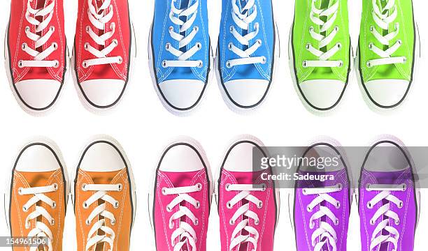 farbenfrohe sneakers - lila schuhe stock-fotos und bilder