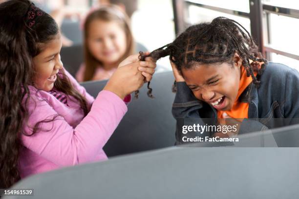 bully - de-haren-uit-het-hoofd-trekken stockfoto's en -beelden