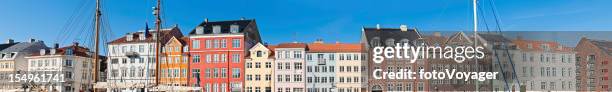 kopenhagens hafen von nyhaven legendären bunte häuser super panorama dänemark - nyhavn stock-fotos und bilder