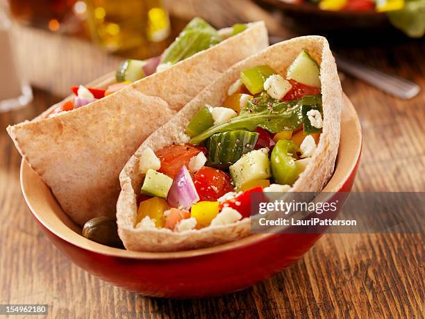vegetarische pita-tasche - pita stock-fotos und bilder