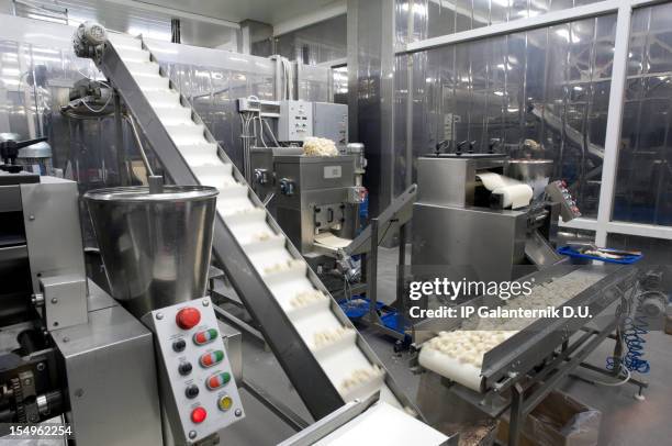 linha de produção na fábrica de alimentos. - armazém de distribuição de comida imagens e fotografias de stock