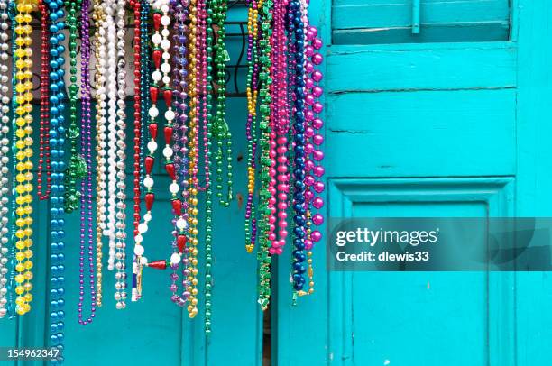 mardi gras beads in new orleans - french quarter 個照片及圖片檔