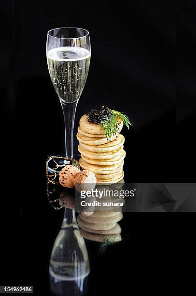 caviar - kaviaar stockfoto's en -beelden