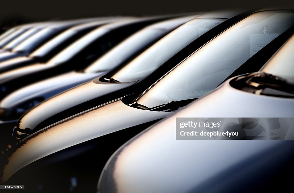 Zeile des Autos bei Sonnenuntergang