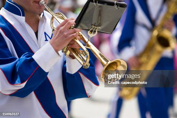 tocando trompeta en el desfile - banda de marcha fotografías e imágenes de stock