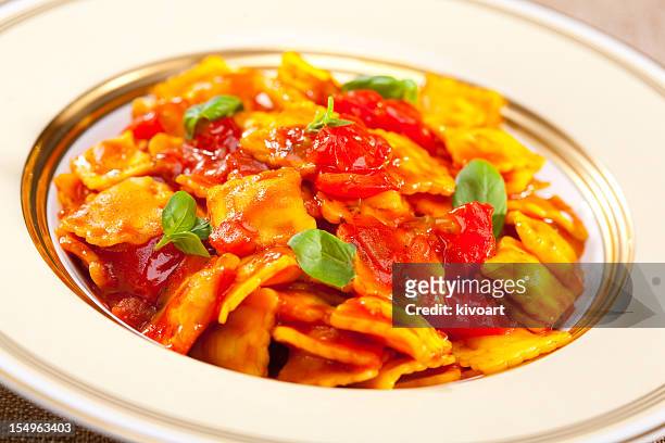 italienische-ravioli - tomatensoße stock-fotos und bilder
