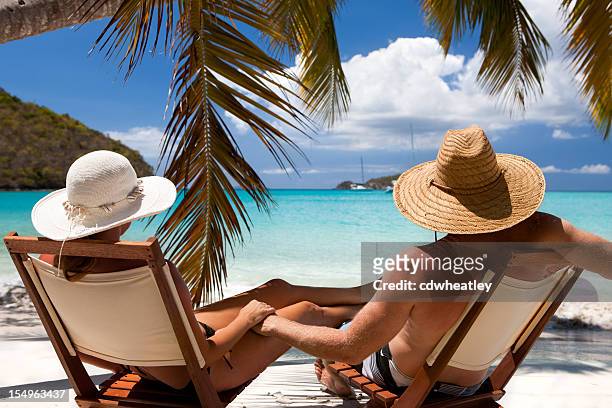 flitterwochen paar entspannenden an einem karibischen strand auf sommer-urlaub - temptation stock-fotos und bilder