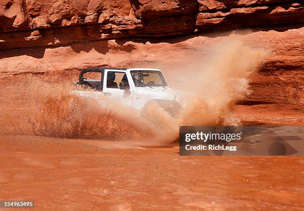 4 wheel drive in water - moab utah stockfoto's en -beelden