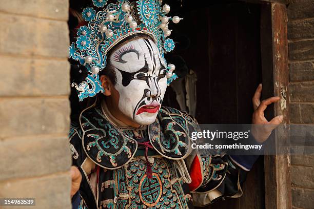 eine der chinesischen oper-schauspieler, er ist ein folk künstler. - chinese opera stock-fotos und bilder