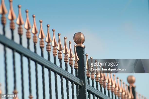 clôture en métal sur le ciel bleu - cloture maison photos et images de collection