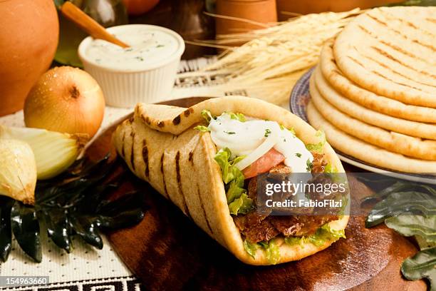 gyros pita - döner stockfoto's en -beelden