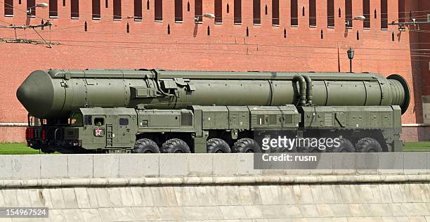missile nucléaire russe topol carrés à proximité du kremlin - armée rouge photos et images de collection