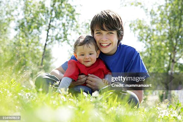 brothers in der natur - mammamaart stock-fotos und bilder