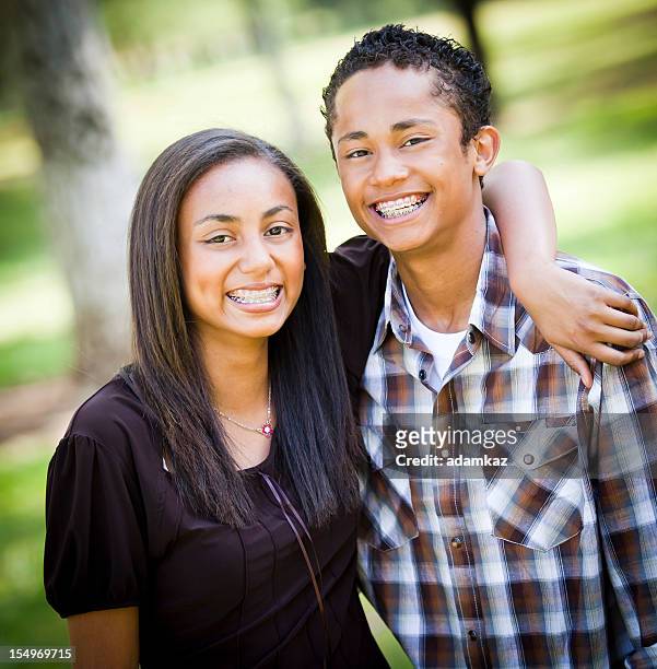 irmão e irmã rir - hot latino girl imagens e fotografias de stock