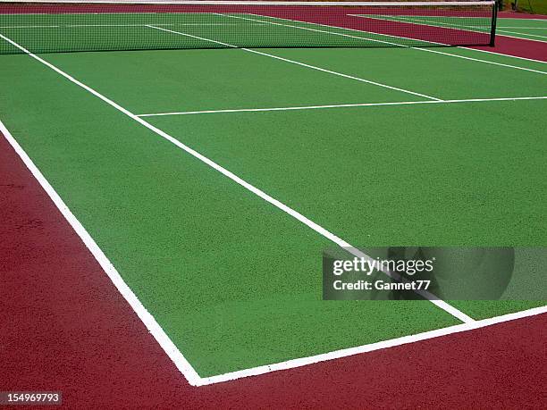 empty green tennis court with net - hardcourt 個照片及圖片檔