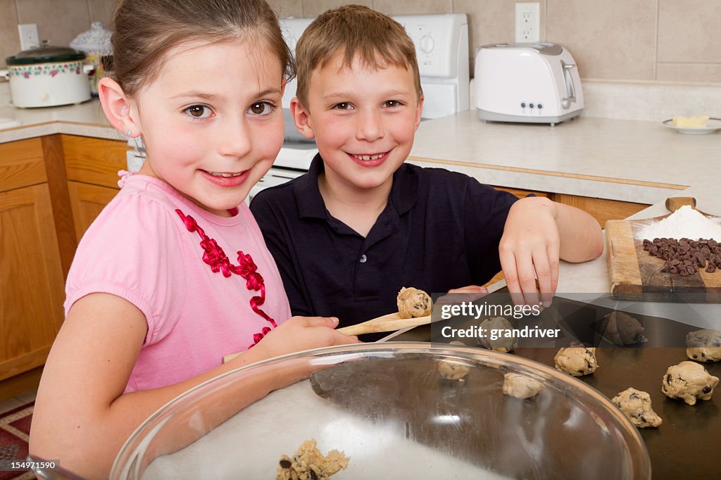 Rapaz e rapariga fazer Bolachas pepitas Chocolate