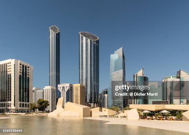 abu dhabi skyline in uae - abu dhabi stockfoto's en -beelden