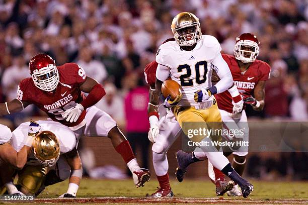 Cierre Wood of the Notre Dame Fighting Irish runs for a touchdown against the Oklahoma Sooners at Gaylord Family Oklahoma Memorial Stadium on October...