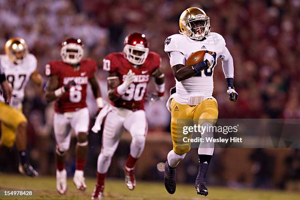 Cierre Wood of the Notre Dame Fighting Irish runs for a touchdown against the Oklahoma Sooners at Gaylord Family Oklahoma Memorial Stadium on October...