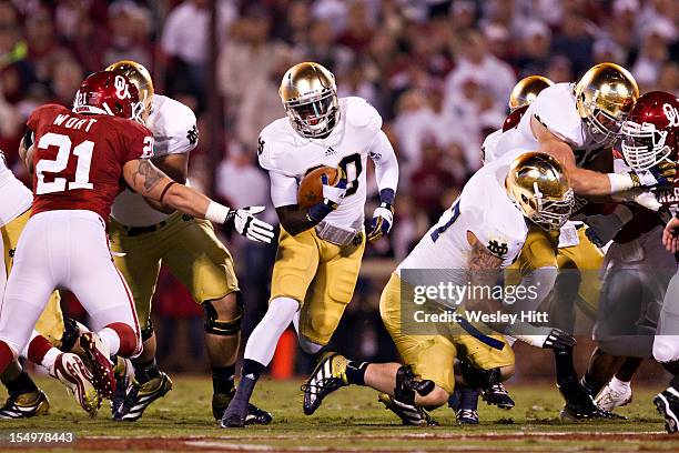 Cierre Wood of the Notre Dame Fighting Irish runs for a touchdown against the Oklahoma Sooners at Gaylord Family Oklahoma Memorial Stadium on October...