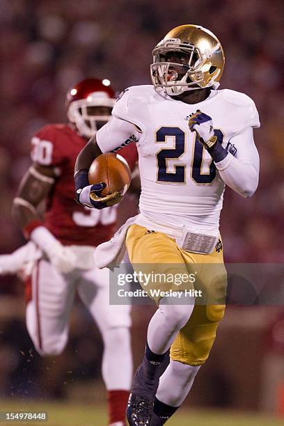 Cierre Wood of the Notre Dame Fighting Irish runs for a touchdown against the Oklahoma Sooners at Gaylord Family Oklahoma Memorial Stadium on October...