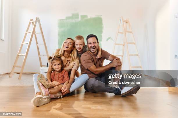 fröhliche familie, die während des renovierungsprozesses des hauses genießt. - dekorieren stock-fotos und bilder