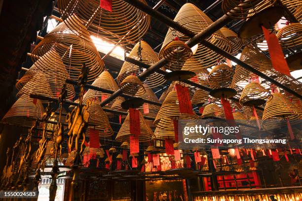 incense coils hanging on the roof at man mo temple in central district, hong kong. - templo de man mo - fotografias e filmes do acervo