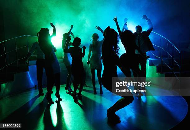 pessoas se divertindo na pista de dança no clube noturno - clubbing - fotografias e filmes do acervo