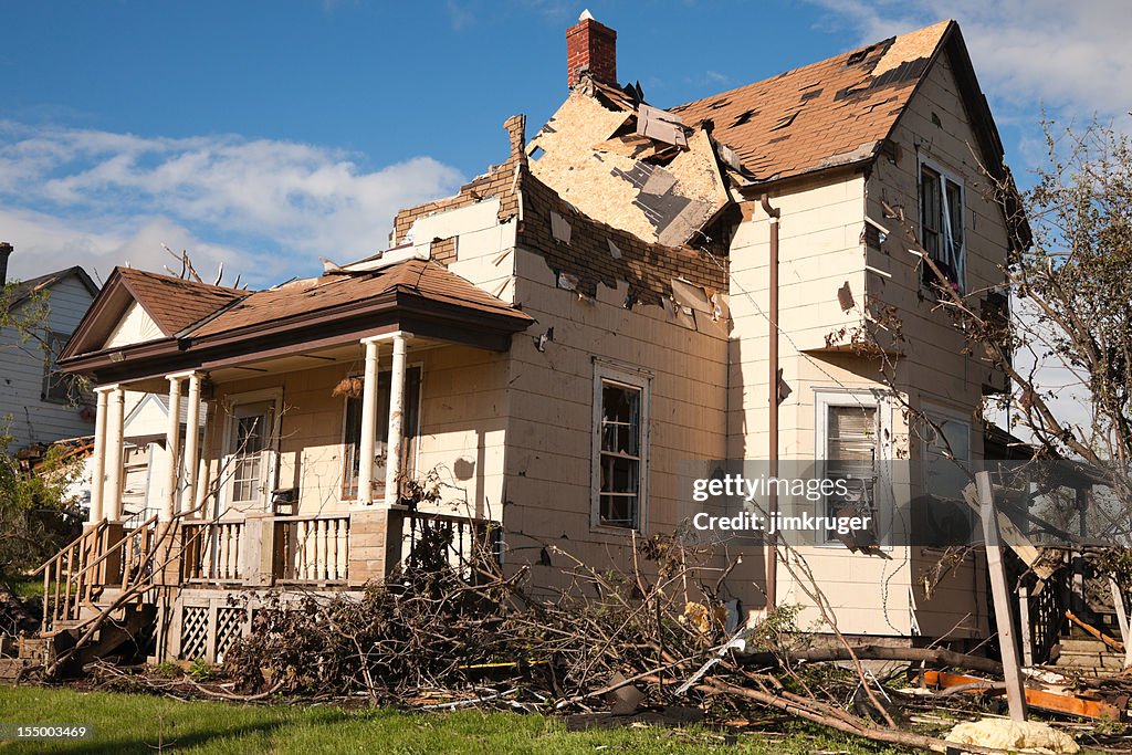 Tornado rebozados hogar gravemente perjudicado.