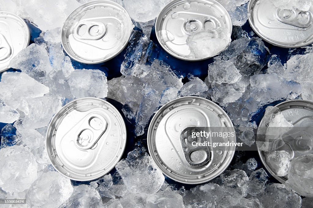 Refresco o una cerveza latas sobre hielo