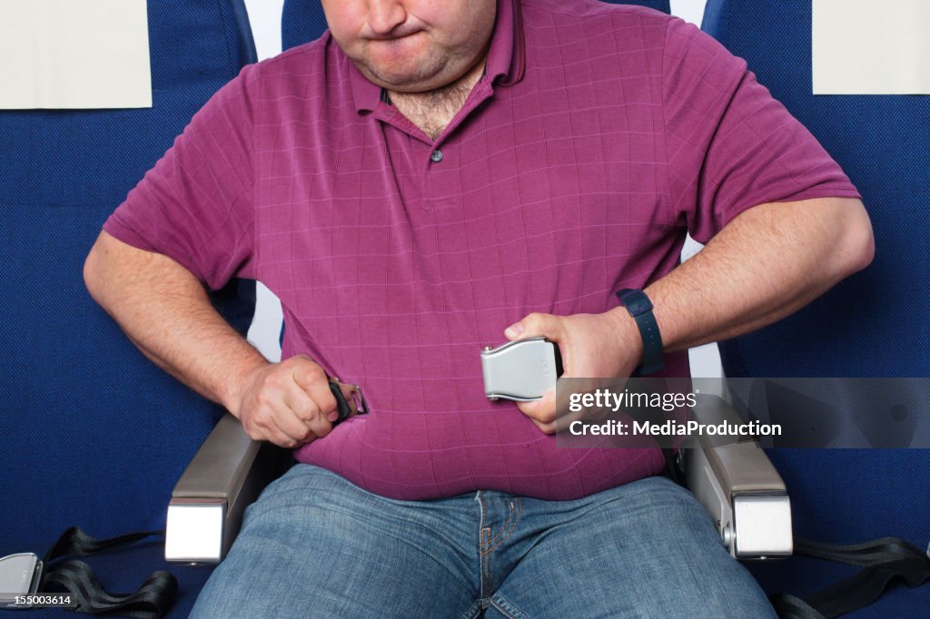 Homem com excesso de peso com um avião