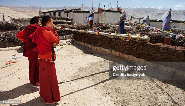 チベット仏教の僧侶が角 - ローマンタン ストックフォトと画像
