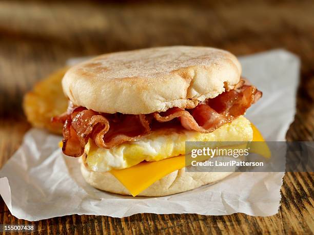 bacon and egg breakfast sandwich - bacon sandwich stock pictures, royalty-free photos & images